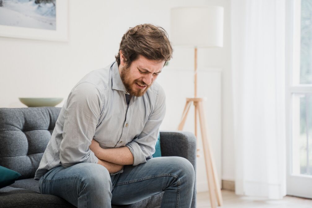 Ein Mann hat Symptome einer Prostatitis
