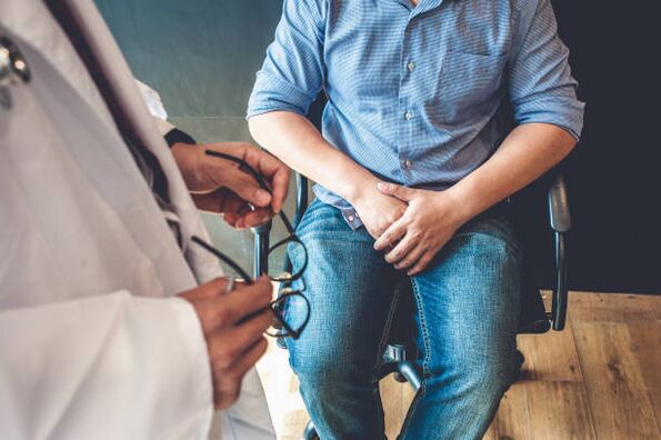 Ein Mann mit Symptomen einer Prostatitis während eines Arztbesuchs