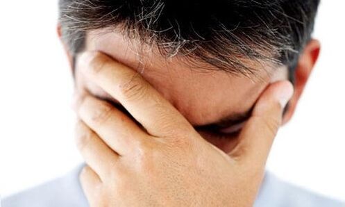 Ein Mann denkt darüber nach, Prostatitis zu heilen